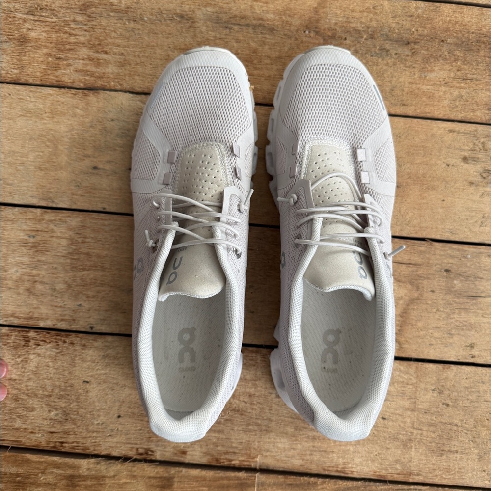 On Women's Cloud 6 (White/White) Shoes - worn once Size 9.5